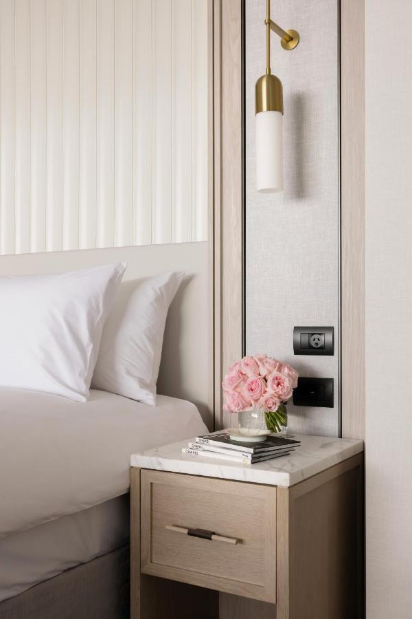 The Langham, Gold Coast And Jewel Residences Exterior foto A bedside table with a lamp, a telephone and a vase of flowers